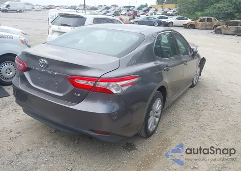 2018 Toyota Camry Le z USA, uszkodzony, nr VIN 4T1B11HK7JU113743